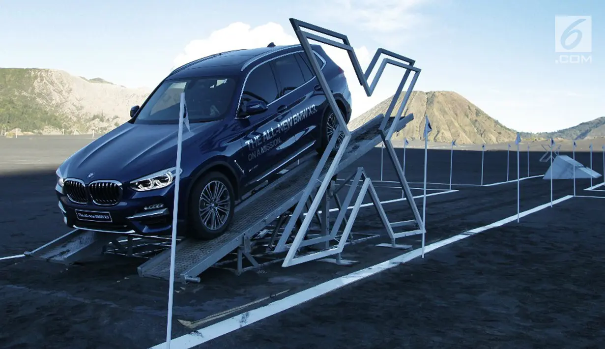 Uji coba BMW All New X3 saat berlangsungnya BMW Media Driving Experience 2018 di Taman Nasional Bromo Tengger Semeru, Pasuruan, Jawa Timur, Rabu (9/5). Selain jurnalis, acara ini juga diikuti oleh pemerhati lingkungan. (Liputan6.com/Pool/BMW)