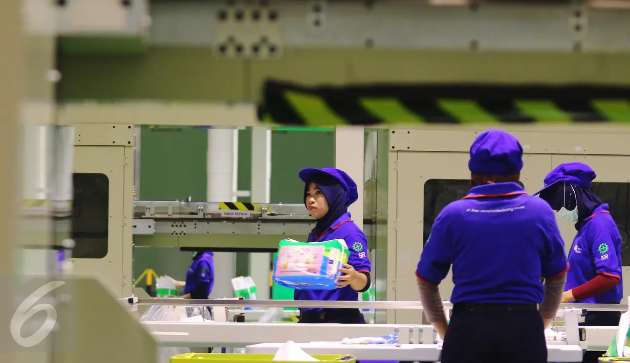 Pekerja tengah mengepak produksi popok bayi di Cikarang, Kamis (21/4).Varian popok yang dibuat merupakan pengembangan dari teknologi Jepang yang menghasilkan popok bayi yang ringan dan nyaman. (Liputan6.com/Angga Yuniar)