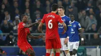 Gelandang Everton Ross Barkley (kanan) terlibat friksi dengan bek Liverpool Dejan Lovren pada laga di Goodison Park, Liverpool, Senin (19/12/2016). (Reuters/Phil Noble)