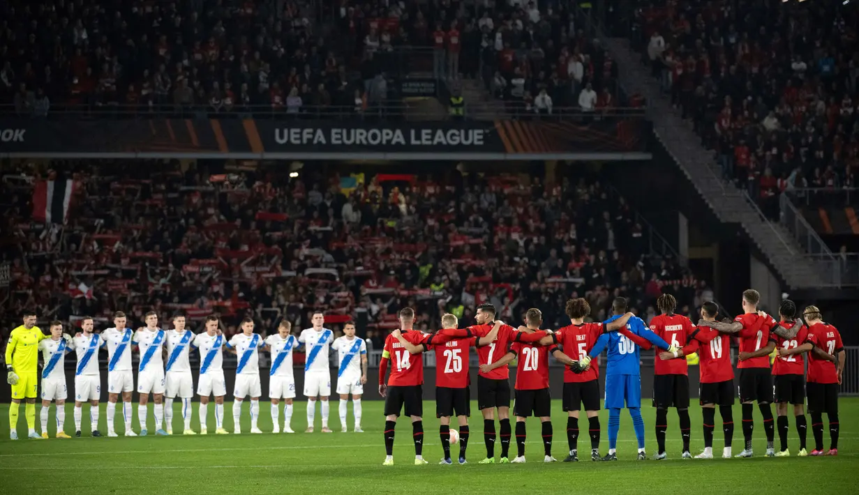 Pemain Rennes dan Dynamo Kyiv memberikan penghormatan kepada korban yang meninggal dalam tragedi Kanjuruhan sebelum pertandingan sepak bola Grup B Liga Europa di Roazhon Park Stadium, Rennes, Prancis, 6 Oktober 2022. (LOIC VENANCE/AFP)