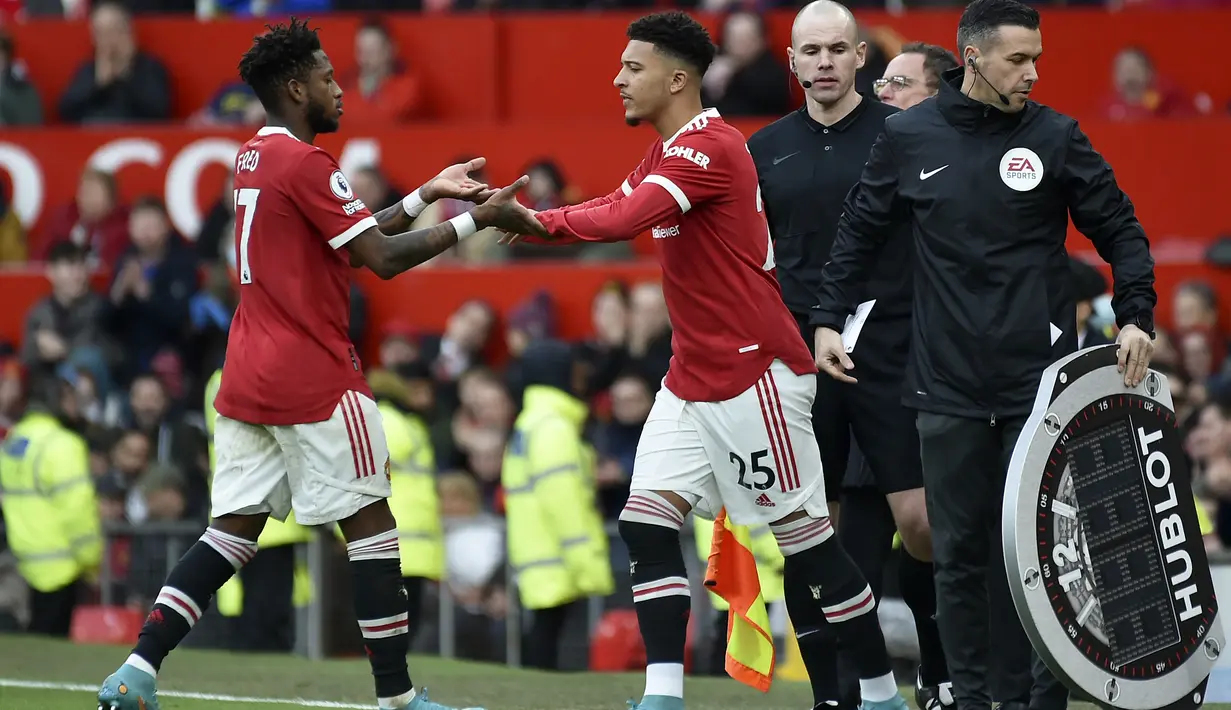 Penyerang Manchester United, Jadon Sancho masuk menggantikan rekan setimnya Fred saat bertanding melawan Watford pada pertandingan lanjutan Liga Inggris di di Old Trafford di Manchester, Inggris, Sabtu (26/2/2022). MU bermain imbang dengan Watford 0-0. (AP Photo/Rui Vieira)