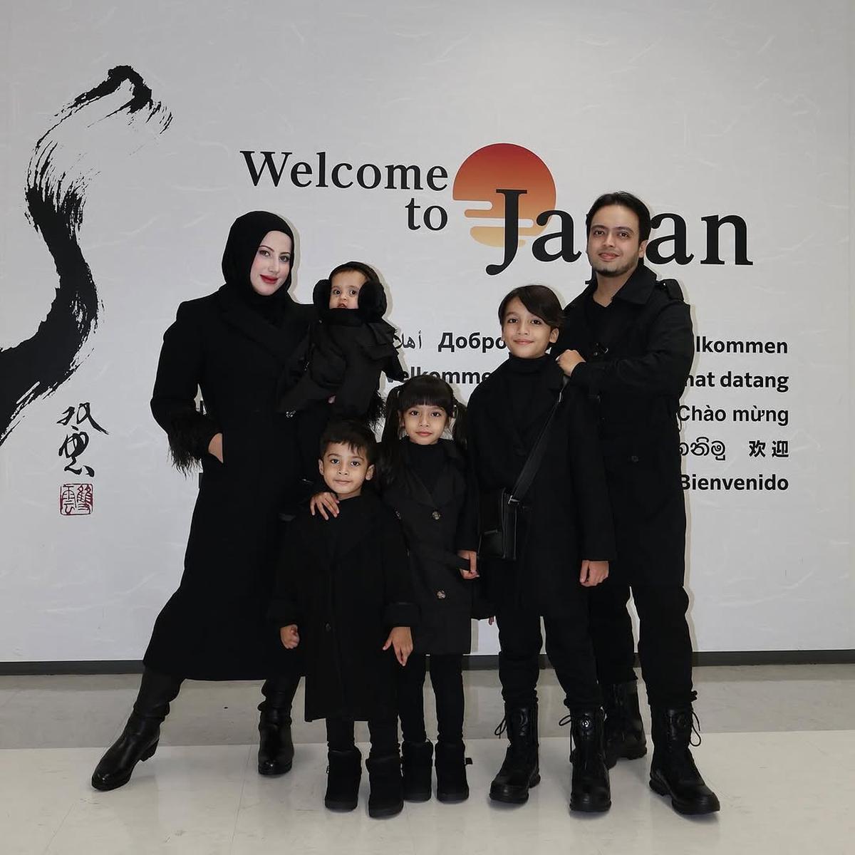 Gaya OOTD Tasyi Athasyia di Tokyo Kembaran dengan Suami dan Anaknya