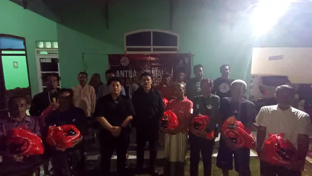Penyaluran bantuan korban tanah longsor di Desa Cibeunying, Kecamatan Majenang, Kabupaten Cilacap (Istimewa)