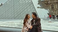 Mahalini ikut keluarga Rizky Febian liburan di Eropa. Begini penampilan kompak Rizky dan Mahalini berpose di depan museum Louvre, Paris, keduanya tampil serasi kenakan long coat. [@rizkyfbian]