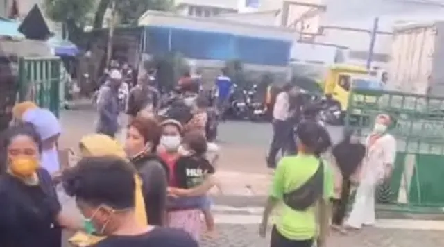 Warga Pekayon Jaktim Diduga Keracunan Gas Bocor dari Pabrik Susu
