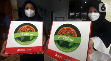 Perwakilan anak asuh menerima kudapan favorit keluarga “Plizza” di Yayasan Al Kahfi Cabang Jakarta Selatan, (22/2/2022). Royco menyebarluaskan edukasi nutrisi dan pola makan yang lebih baik ke 10 panti asuhan di Jabodetabek sambil mendonasikan 1.500 box “Plizza” gratis.(Liputan6.com/HO/Ading)