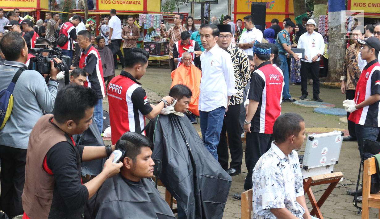 Foto Saat Jokowi Ikut Cukur Rambut Massal Di Bawah Pohon News Liputan6 Com Salah satunya menjadi tukang cukur. saat jokowi ikut cukur rambut massal di