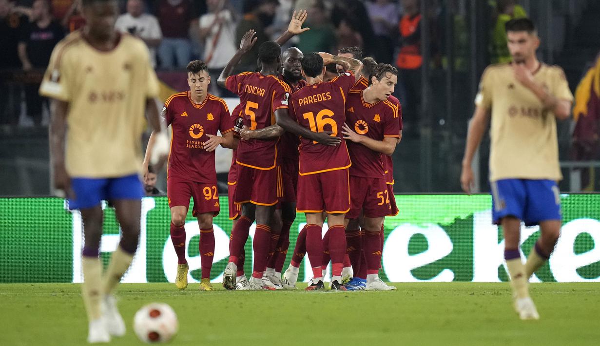 Pemain AS Roma, Romelu Lukaku (kanan) membayangi pemain Servette, Bradley Mazikou pada laga Grup G Liga Europa 2023/2024 di Olympic Stadium, Roma, Italia, Jumat (6/10/2023) dini hari WIB. Gol Lukaku menjadi keran gol kemenangan besar 4-0 AS Roma atas Servette. (AP Photo/Alessandra Tarantino)
