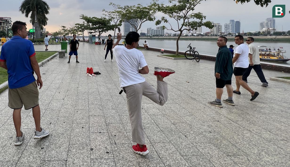 Sejumlah warga memainkan olahraga tradisional Kamboja, Sey di kawasan kawasan Tonle Sap, Phnom Penh, Kamboja, Kamis (11/05/2023). Tonle Sap merupakan danau air tawar terbesar di Asia Tenggara. (Bola.com/Gregah Nurikhsani)