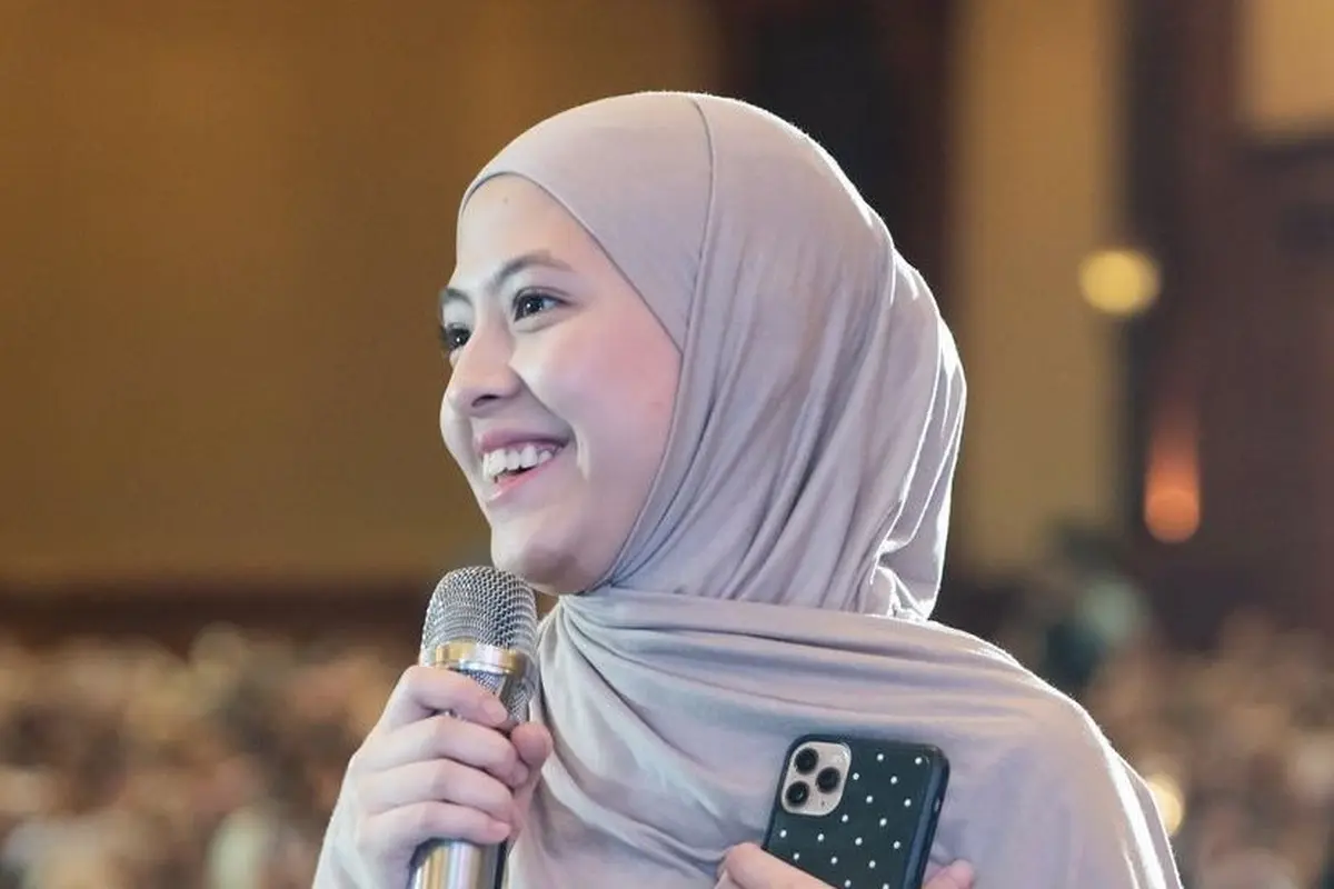 7 Momen Anggun Adhisty Zara Ikuti Kajian dengan Hijab, Tampil Memesona dan Inspiratif