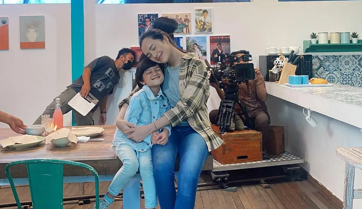 Masih berusia 20 tahun dan sudah apik berperan sebagai ibu, Beby Tsabina banjir apresiasi. Bintang web series Antares ini memang dikenal selalu totalitas dalam berakting. Promosikan film Scandal Makers, Beby Tsabina unggah beragam foto selama proses syuting Scandal Makers berlangsung. Kini tengah berada di Amerika melajutkan kuliah, Beby memang sudah menyelesaikan sederet projectnya sebelum terbang ke Negeri Paman Sam. (Liputan6.com/IG@bebytsabina)