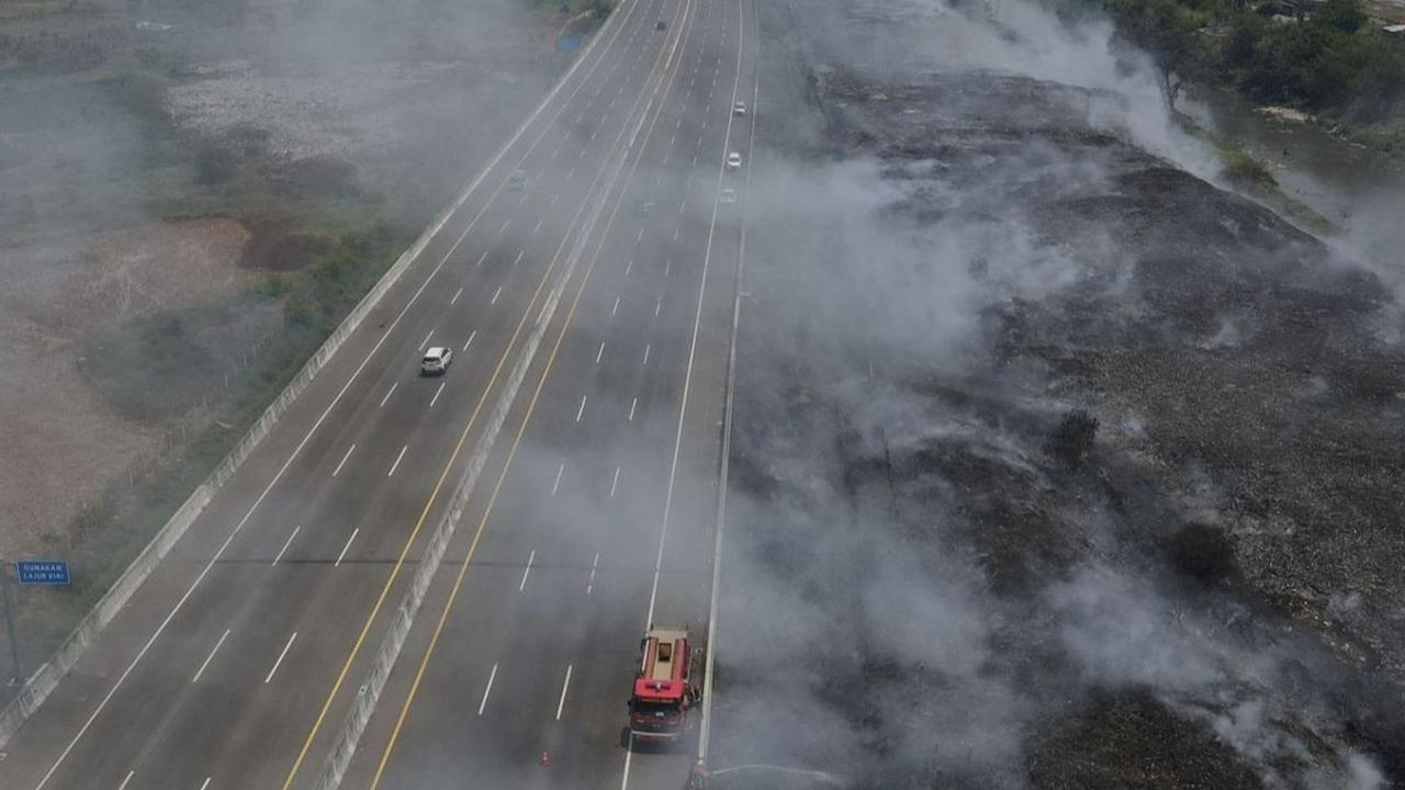 Saat ini petugas masih berjuang mengendalikan asap kebakaran yang masih mengepul dan menutupi jarak pandang pengguna jalan Tol Cibitung-Cilincing.