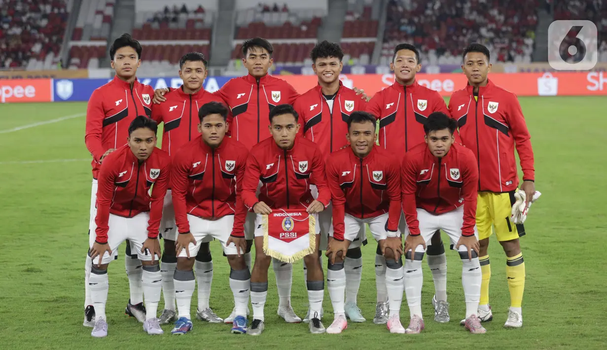 Pemain Timnas Indonesia U-23 sesaat sebelum melawan Filipina pada lanjutan Grup A Piala AFF U-23 2025 di Stadion Utama Gelora Bung Karno (SUGBK), Jakarta, Jumat (18/7/2025). (Liputan6.com/Helmi Fithriansyah)