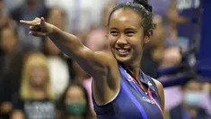 Petenis Kanada, Leylah Fernandez berselebrasi setelah mengalahkan Aryna Sabalenka dari Belarus pada semifinal US Open 2021 di Arthur Ashe Stadium, New York, Jumat (10/9/2021). Remaja 19 tahun lolos ke final usai mengalahkan Aryna Sabalenka 7-6, 4-6, 6-4. (AP Photo/Seth Wenig)