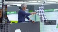 Jose Mourinho mengibarkan bendera finis pada MotoGP 2024 seri Portugal. (Dok. Bola.com/Tangkapan layar MotoGP)