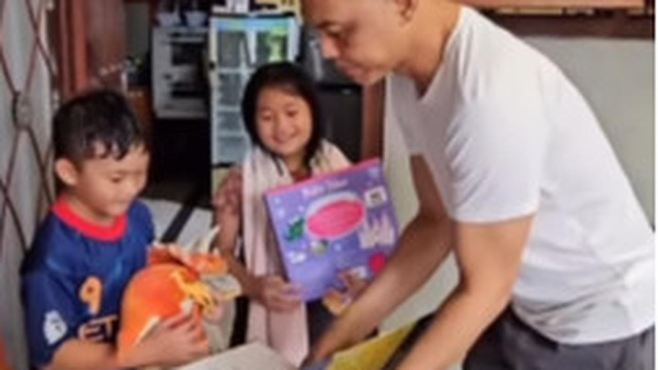 Awalnya Dikasih Siomay, Momen Jenderal Polisi Beri Hadiah Istimewa buat Sahabat Kecil di Komplek