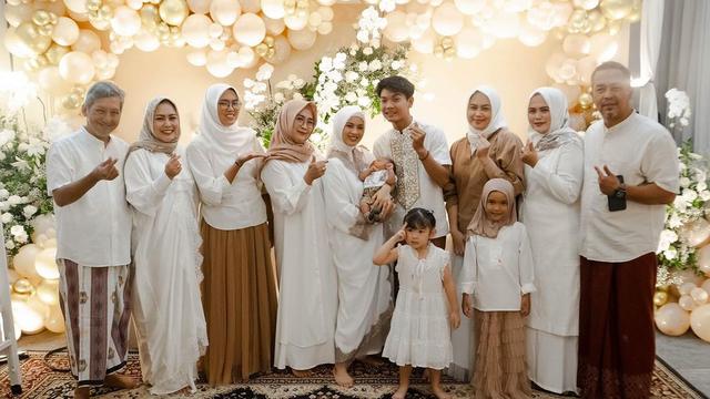6 Momen Akikah Anak Tri Suaka dan Nabila Maharani, Bahagia Bareng Keluarga Besar