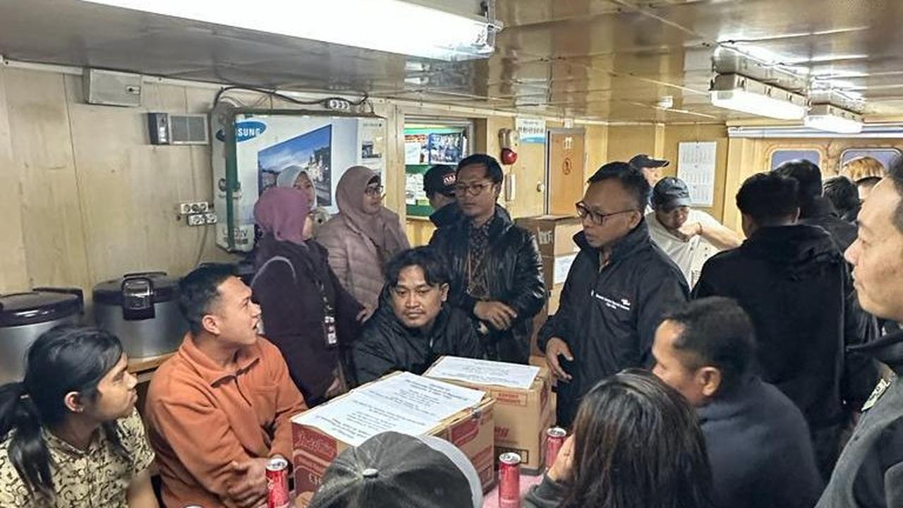 KJRI Cape Town rutin melakukan kunjungan ke para ABK saat kapal-kapal mereka bersandar. Hubungan yang terjalin baik dan erat menjadikan suasana kunjungan KJRI ke ABK seperti keluarga sendiri-hangat penuh kekeluargaan. Tali silaturahmi erat terjalin<br>