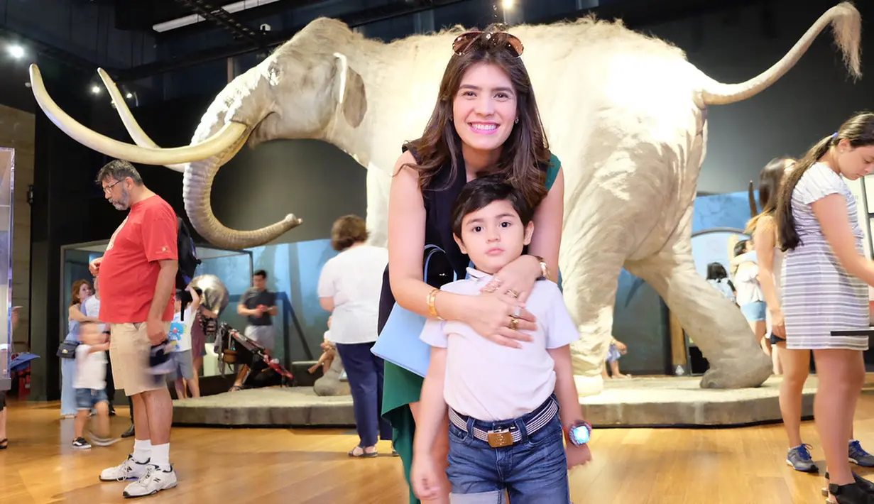 Penampilan Carissa makin menawan saat memakai kacamata yang disampirkan di atas kepalanya. Lagi-lagi, Carissa sedang bermain dengan anak lelakinya yang menggemaskan. (Instagram/carissa_puteri)