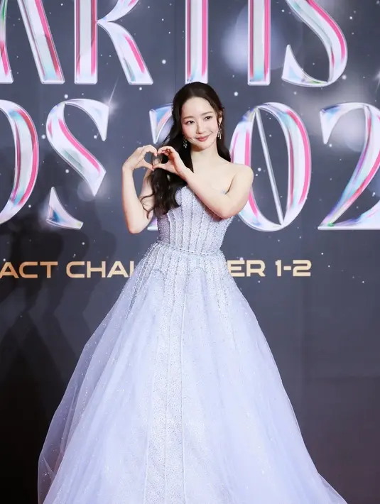 Ia kenakan ball gown kristal bernuansa icy blue dengan semata full payet yang tampak meawan [@parkminyoung_fanss]