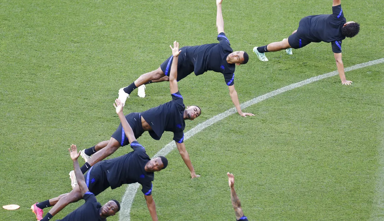 Para pemain Belanda mengikuti sesi latihan di Stadion Ferenc Puskas, Budapest, Hungaria, Sabtu (26/6/2021). Belanda akan menghadapi Republik Ceko pada pertandingan babak 16 besar Euro 2020. (AP Photo/Laszlo Balogh, Pool)