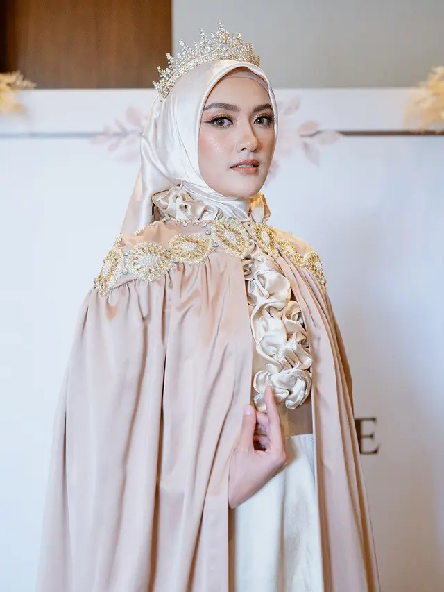 Inovasi Pertama di Indonesia Hijab Satin dengan Lubang Mikroskopis yang Bikin Adem dan Terlihat Elegan