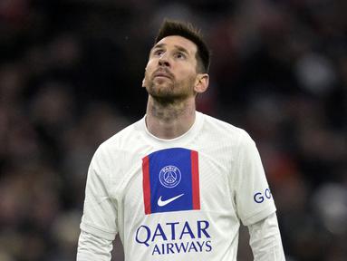 Reaksi kecewa pemain Paris Saint-Germain, Lionel Messi setelah timnya kalah dari Bayern Munchen pada laga 16 besar Liga Champions 2022/2023 di Allianz Arena, Munchen, Jerman, Kamis (09/03/2023) WIB. PSG kalah dengan skor 0-2. Messi gagal tampil baik pada laga tersebut dengan hanya membuat satu tembakan tepat sasaran. Sang pemain juga salah menempatkan tiga dari empat percobaan bola panjang, kehilangan penguasaan bola 19 kali, dan menjadi yang terbaik kedua dalam delapan duel lapangan. (AP Photo/Andreas Schaad)