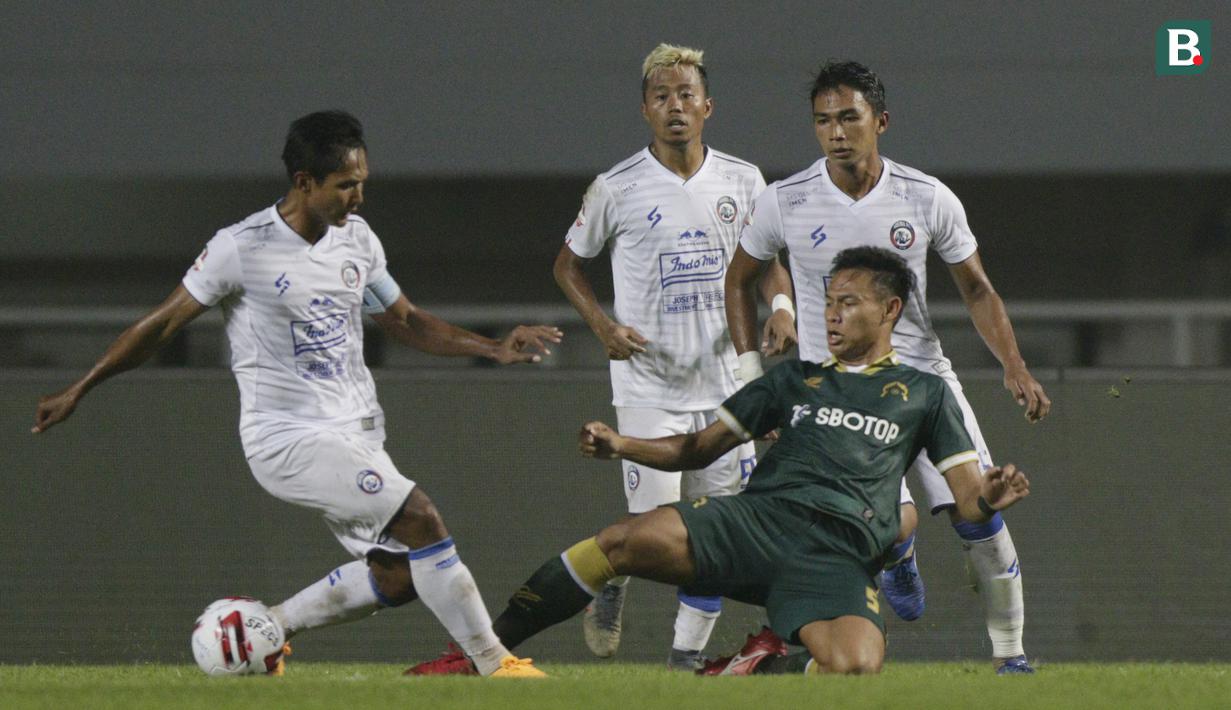 Bek Tira Persikabo, Andy Setyo, berusaha mengahadang pemain Arema FC, Johan Alfarizie, pada laga Shopee Liga 1 di Stadion Pakansari, Bogor, Senin, (2/3/2020). Tira Persikabo takluk 0-2 dari Arema FC. (Bola.com/M Iqbal Ichsan)