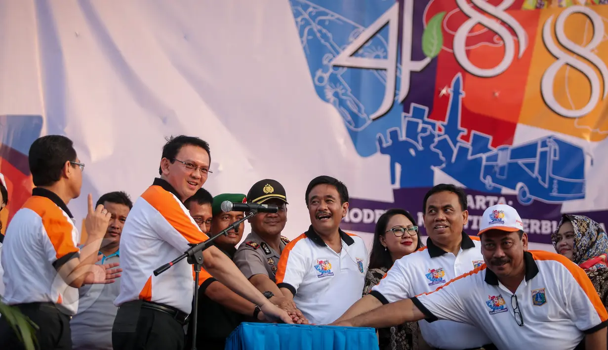 Gubernur DKI, Basuki Tjahaja Purnama dan Wagub Djarot Saiful Hidayat meresmikan pembukaan perayaan HUT Jakarta yang ke-488, di Taman Fatahillah, Jakarta, Minggu (31/5/2015). (Liputan6.com/Faizal Fanani)