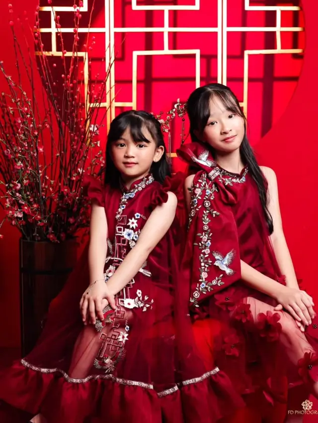 Sambut Imlek 2026, Sarwendah Tampil Anggun dengan Majestic Dress Bersama Kedua Putrinya