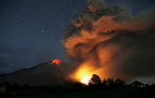 Muntahan lava pijar Gunung Sinabung ancam warga Karo