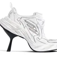 Seakers telah menjadi sepatu serbaguna untuk segala kesempatan, mulai dari berolahraga hingga acara malam. Namun, Balenciaga baru-baru ini mengubah siluet klasiknya dengan tambahan tumit yang berani.