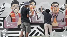 Sejumlah pekerja menyelesaikan mural di lokasi Taman Pandang Istana Jalan Medan Merdeka Utara, Jakarta, Jumat (29/7). Jelang diresmikan, Taman Pandang Istana di Jalan Medan Merdeka Utara mulai dihias. (Liputan6.com/Yoppy Renato)