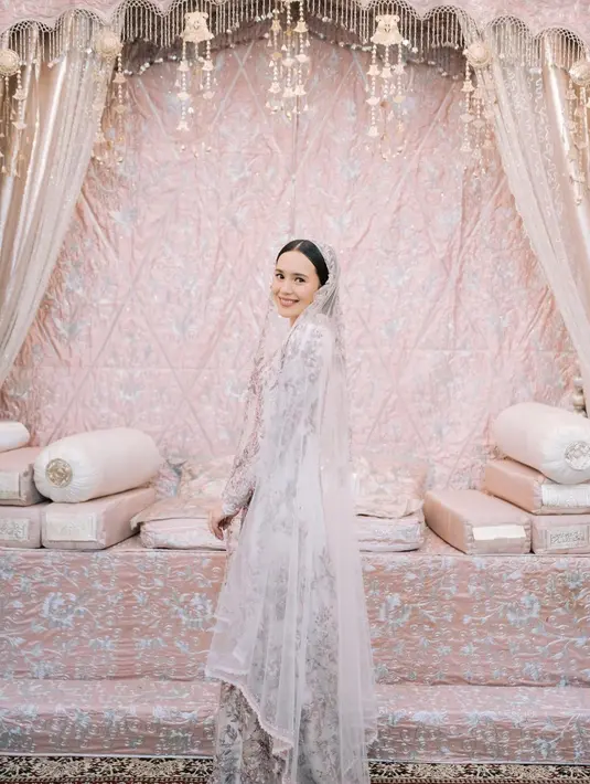 Beby Tsabina juga menyempurnakan penampilannya secara keseluruhan dengan makeup bold dan pulasan lipstick merah. [Foto: Instagram/bebytsabina]