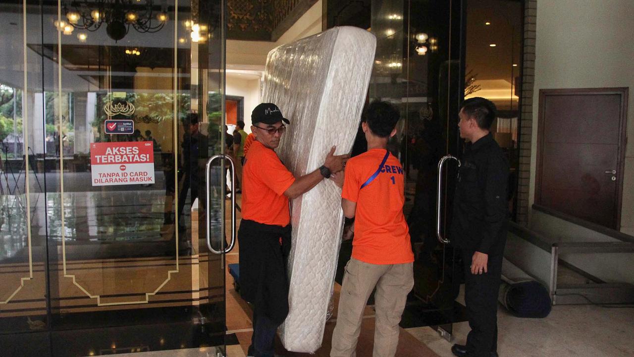 FOTO: Kemensetneg Relokasi Aset Eks Hotel Sultan ke Gudang di Cikarang