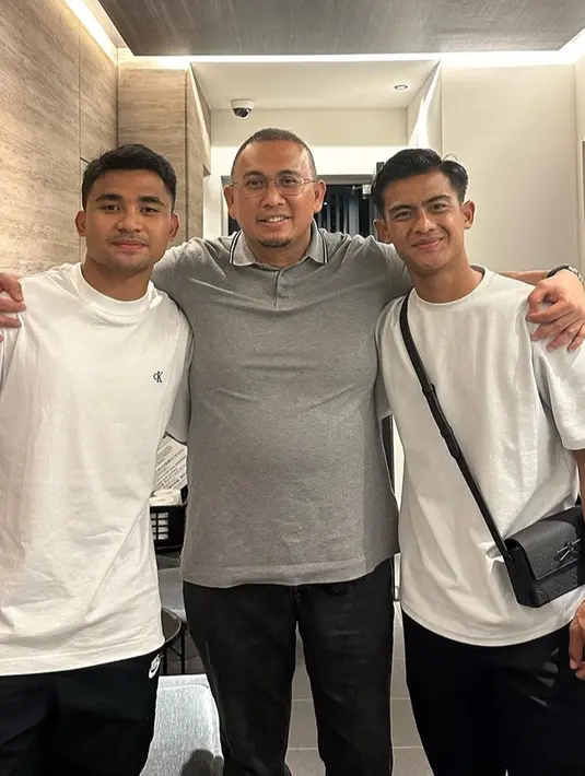 Saat momen Arhan dan Azizah menikah, Asnawi juga hadir. Hadirnya Asnawi cukup membuat Andre Rosiade senang. Ia senang bisa bertemu dengan pemain timnas seperti Arhan dan Asnawi. (Liputan6.com/IG/andre_rosiade)