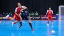 Pemain Timnas Futsal Indonesia, Israr Megantara (kiri) berebut bola dengan pemain Korea Selatan, Kang Juk-wang dalam laga Grup A Piala Asia Futsal 2026 di Indonesia Arena, Senayan, Jakarta, Selasa (27/01/2026). (Bola.com/Bagaskara Lazuardi)