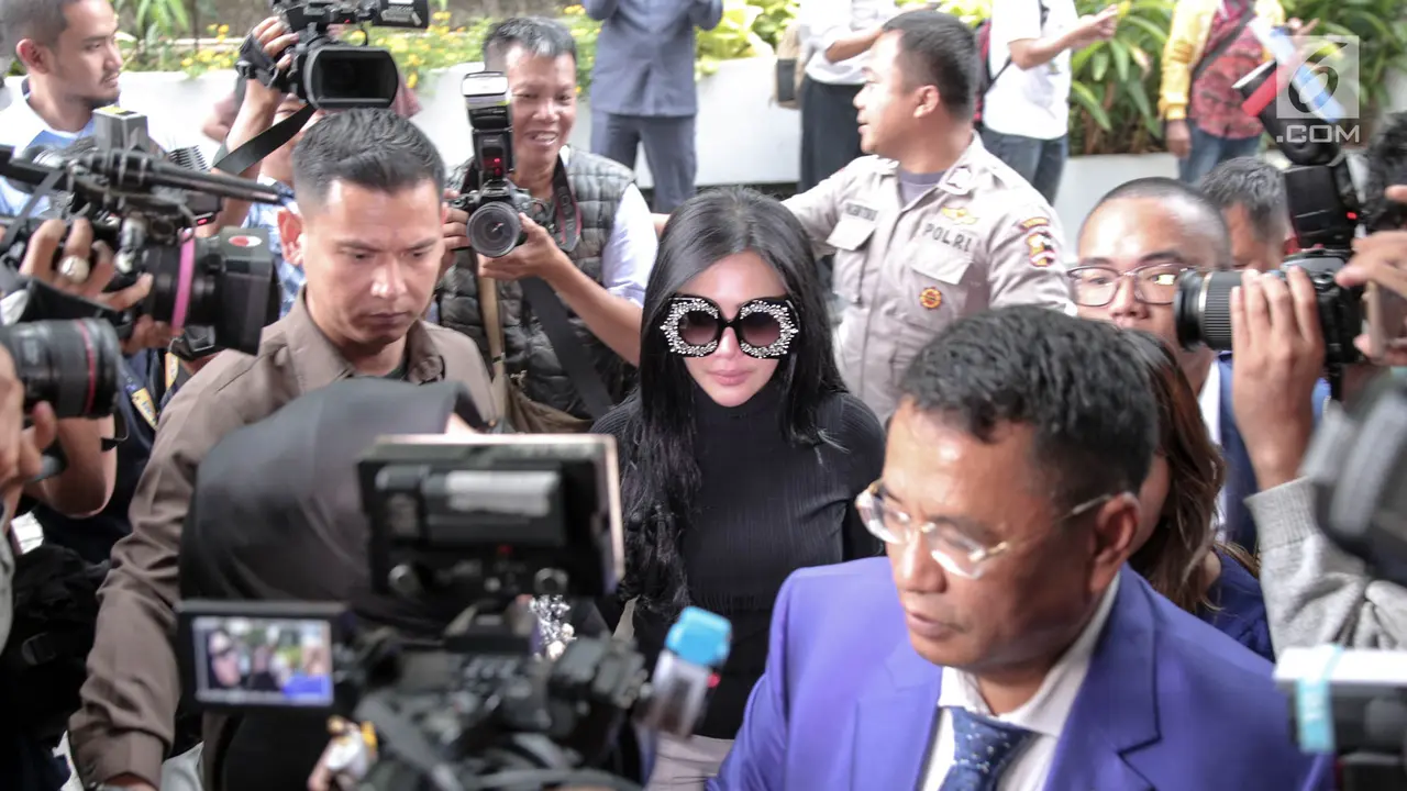 Syahrini Penuhi Panggilan Polisi