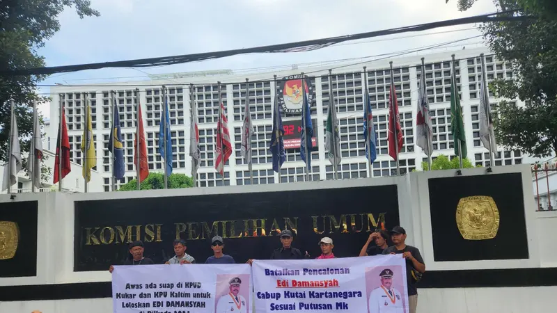 Komisi Pemilihan Umum (KPU) diminta kembali memeriksa pendaftaran Bupati Kutai Kartanegara dua periode Edi Damansyah sebagai bakal calon bupati Kutai Kartanegara pada Pemilihan Kepala Daerah atau Pilkada 2024.