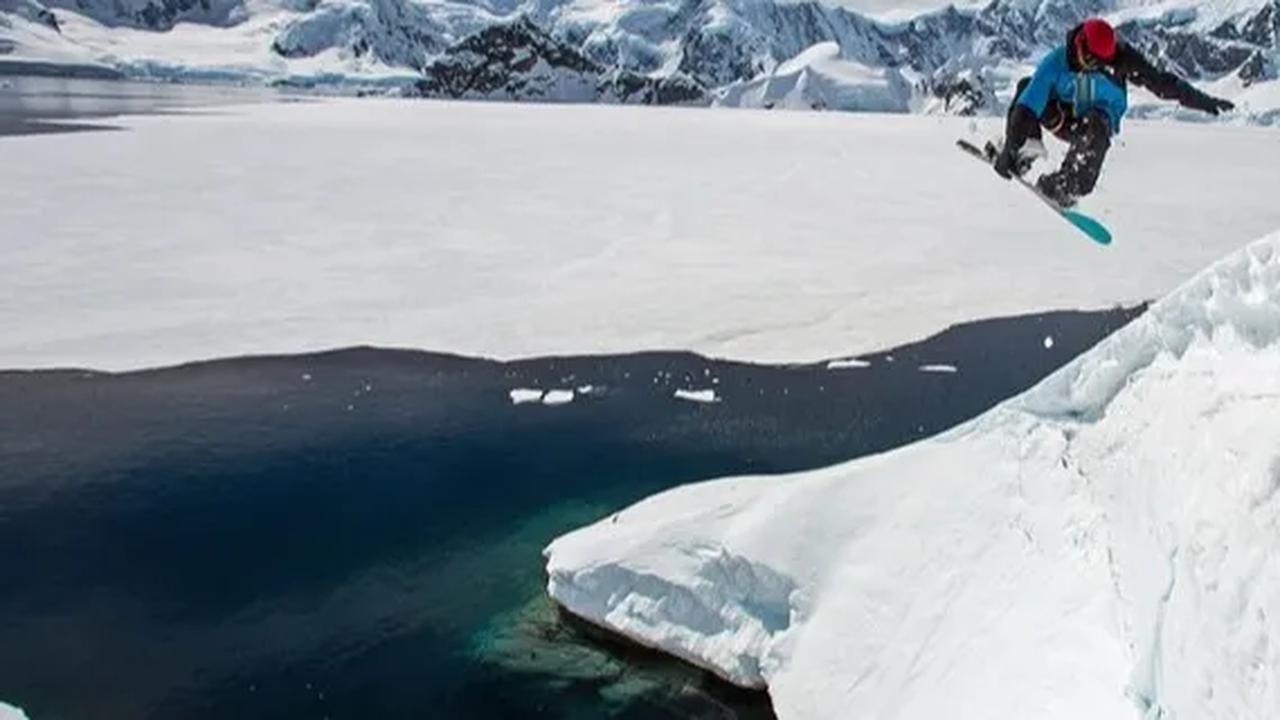 “Selama 44 tahun, satelit telah membantu para ilmuwan melacak berapa banyak es yang mengapung di lautan di sekitar garis pantai Antartika sepanjang 18.000 km,” jelas Horton.