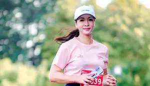 Karenina Sunny kian konsisten menjalani gaya hidup sehat. Selain mengatur pola makan, ia menekuni sejumlah olahraga dari berlari, golf, hingga tenis. (Foto: Dok. Instagram @kerenina_sunny)