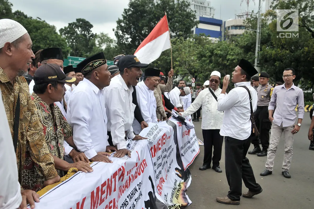 Aksi Menuntut SK PNS di Depan Istana