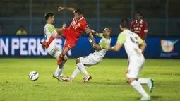 Gelandang Persija, Raphael Maitimo, ditarik pemain PBR, Antonio Telles pada laga Piala Jenderal Sudirman di Stadion Kanjuruhan, Malang, Kamis (19/11/2015). (Bola.com/Vitalis Yogi Trisna)