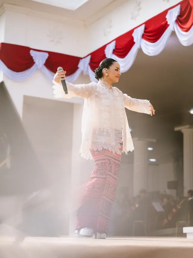 Parade Kebaya Modern Klasik di HUT ke-81, Ada Nagita Slavina hingga Luna Maya
