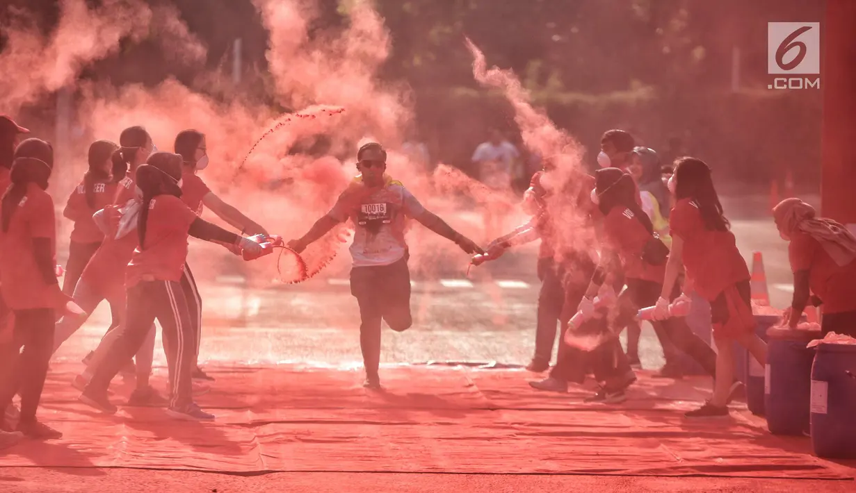Seorang peserta mengikuti lari santai The Color Run di kawasan komplek Gelora Bung Karno, Jakarta, Minggu (16/9). Sebanyak 13.000 peserta mengikuti The Color Run. (Liputan6.com/Faizal Fanani)