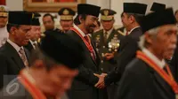 Presiden Jokowi (kanan) memberikan tanda kehormatan Bintang Mahaputra Adipradana kepada Tokoh Pers Nasional, Surya Paloh di Istana Negara, Jakarta, Kamis (13/8).  (Liputan6.com/Faizal Fanani)