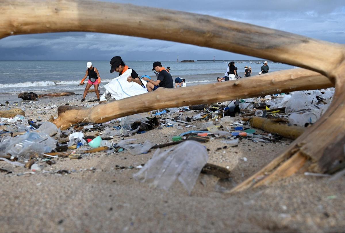 Aksi Bersama Membersihkan Sampah di Pantai Kedonganan Bali