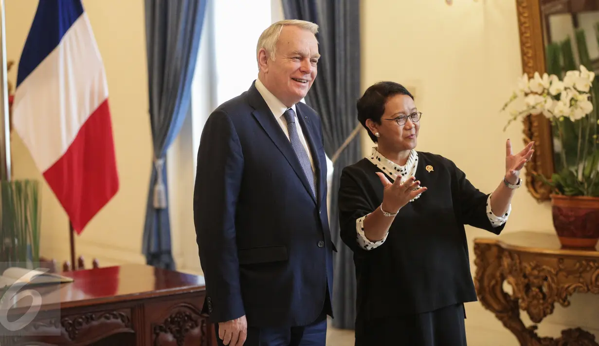 Menlu RI Retno Marsudi menyambut kedatangan Menlu Prancis Jean-Marc Ayrault di Kementerian Luar Negeri, Jakarta, Selasa (28/2). Kunjungan bilateral Menlu Prancis ke Indonesia untuk memperkuat hubungan kerja sama kedua negara. (Liputan6.com/Faizal Fanani)