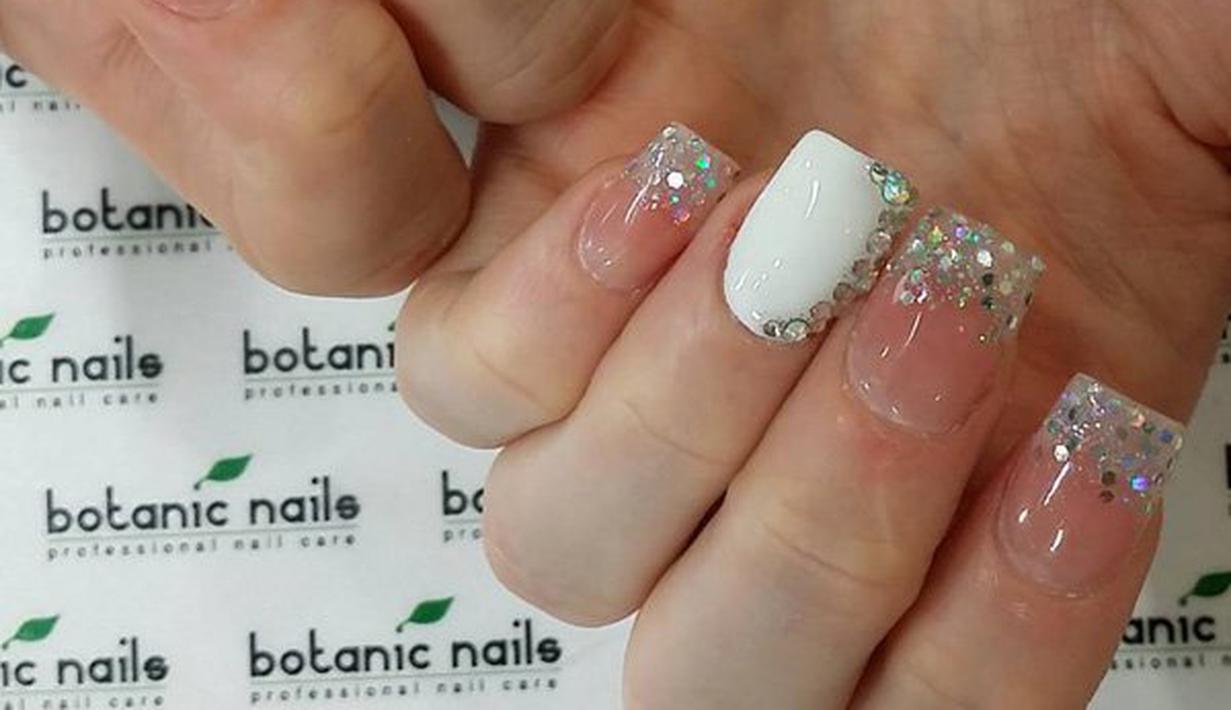 8 Inspirasi Nail Art Elegan Dalam Sentuhan Warna Putih Page 1 Photo