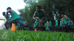 Sejumlah pesepakbola muda melakukan peregangan jelang latihan seleksi Timnas Indonesia U19 di NYTC Sawangan, Depok, Selasa (26/7). Seleksi untuk menghadapi ajang Piala AFF U19 2016 di Hanoi, 11-24 September mendatang. (Liputan6.com/Helmi Fithriansyah)